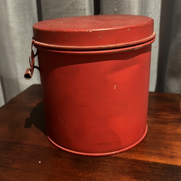 Vintage Painted Kreamer 2 Tin Canister with Hinged Latched Lid - Picture 13 of 15